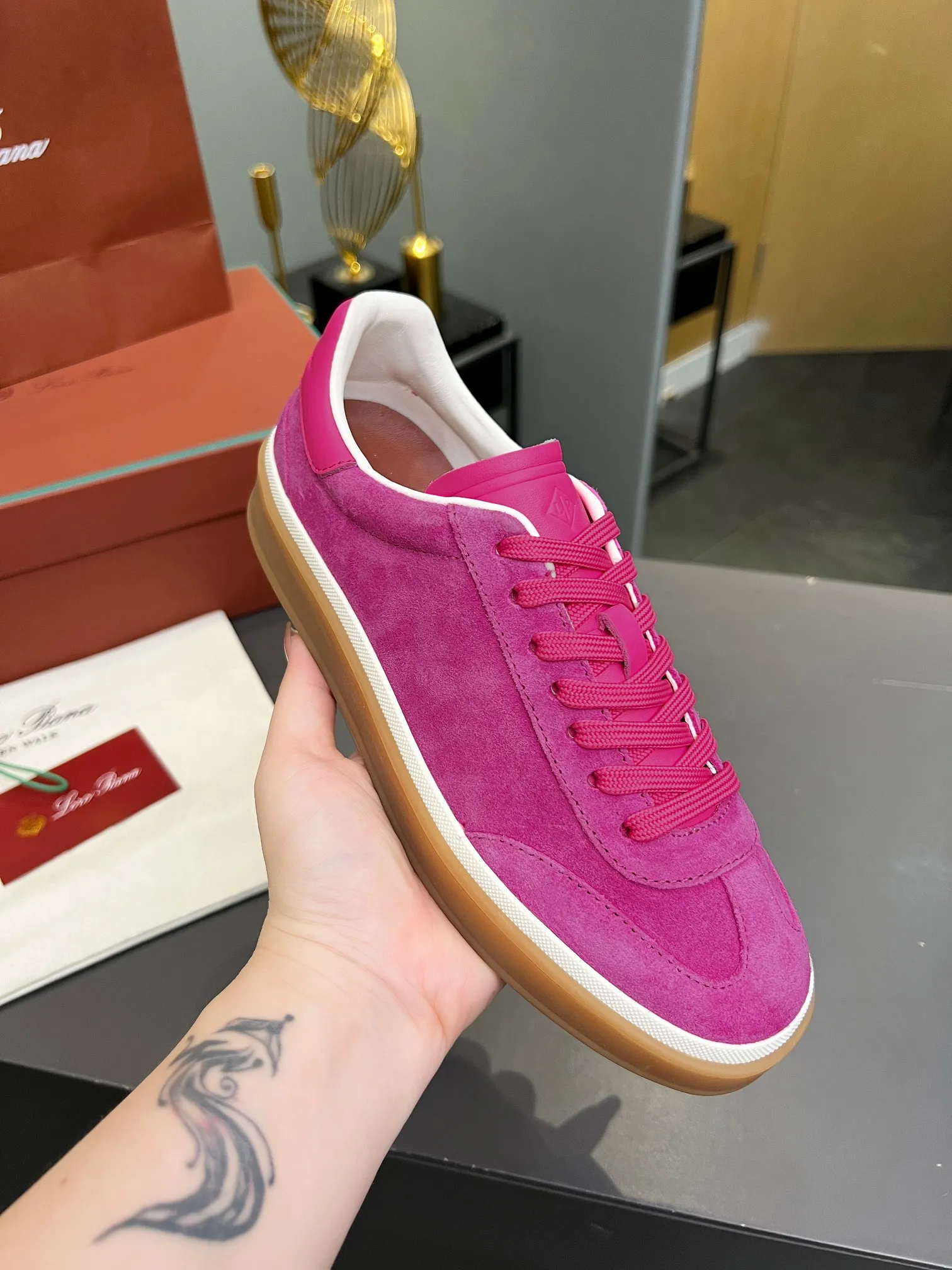 Factory price: 580💰Purchase level, high version🦅⛳️ Italy [Loro men's shoes💰iana] Tennis walk series L men's shoes💰Couple moral training shoes casual sports shoes sneakers🎁🎁 Original purchase development and production This new suede tennis shoe adopts an ultra-low design, suitable for wearing all year round👫👫 The wrapped sole creates an effortlessly attractive color combination that harmoniously blends functionality with understated style, making it the ideal shoe for urban wear. Soft calfskin tongue with Kummel color insert at the heel, embossed L Men's shoes 💰 Logo Cotton lace upper, cowhide suede sole Rubber-lined calfskin ✦ Upper: imported first-layer cowhide ➕ Customized original cowhide ✦ Lining: cowhide lining ➕ Cow leather insole ✦ Sole: Original open-molded T men's shoe 💰R ultra-lightweight outsole ✦Packaging: Original full set of packaging ✦Female size: 35--40, ✦Male size: 39--44, customized 45